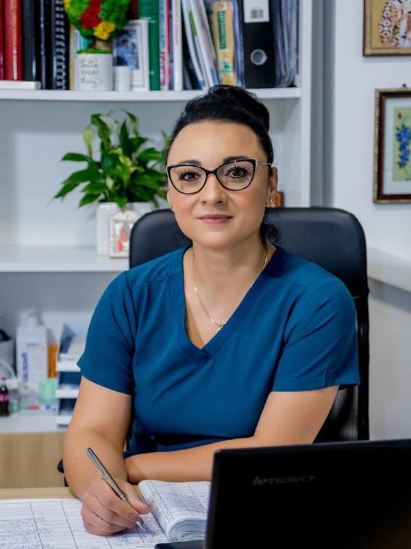 Dr. Otilia Niță în cabinet